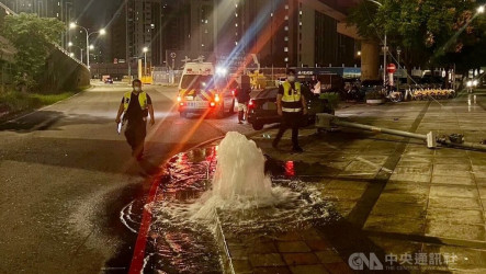 新北板橋自小客車撞消防栓路燈　駕駛毒品快篩陽性