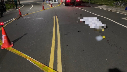 機車過彎摔倒滑對向車道　男大生遭曳引車輾斃
