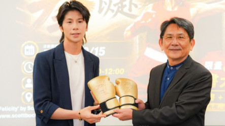 林郁婷亞運金牌拳套　捐文化大學校史室典藏