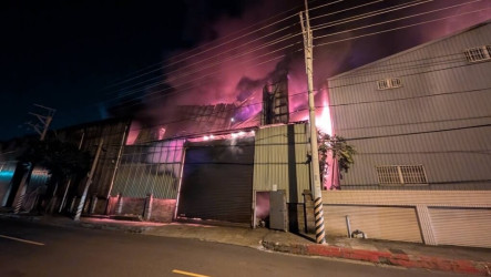 桃園觀音工廠大火全面燃燒　消防搶救幸無人受傷受困