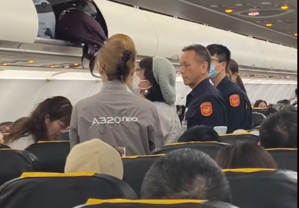 影／虎航機上動手！女乘客被撞到「打空服員巴掌」　警到場將人帶走