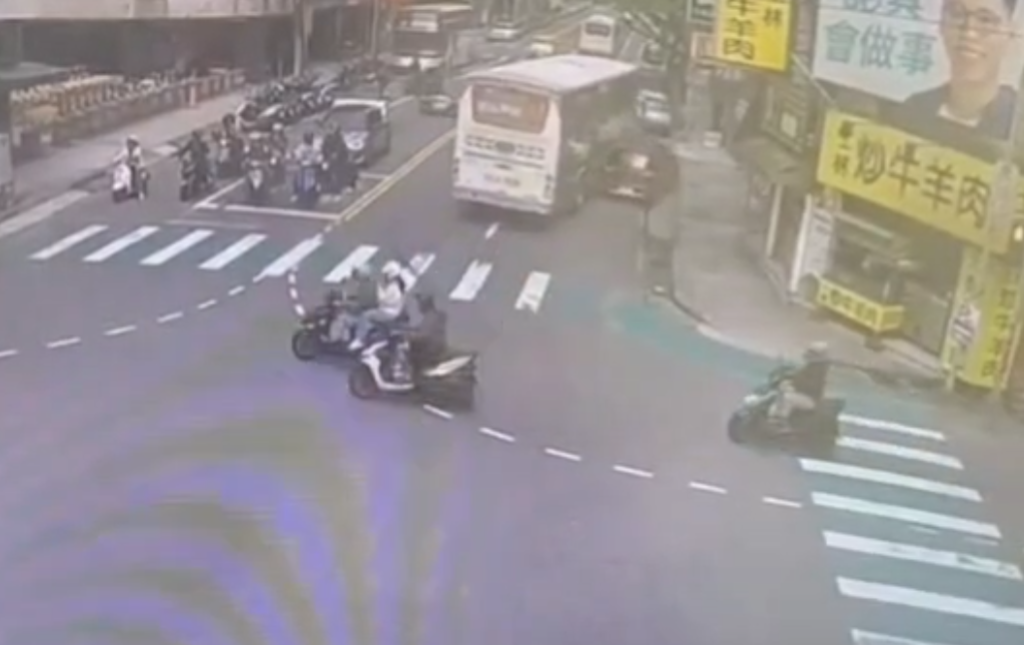 撞擊畫面曝光！　桃園國光客運轉彎不慎撞路邊14輛車