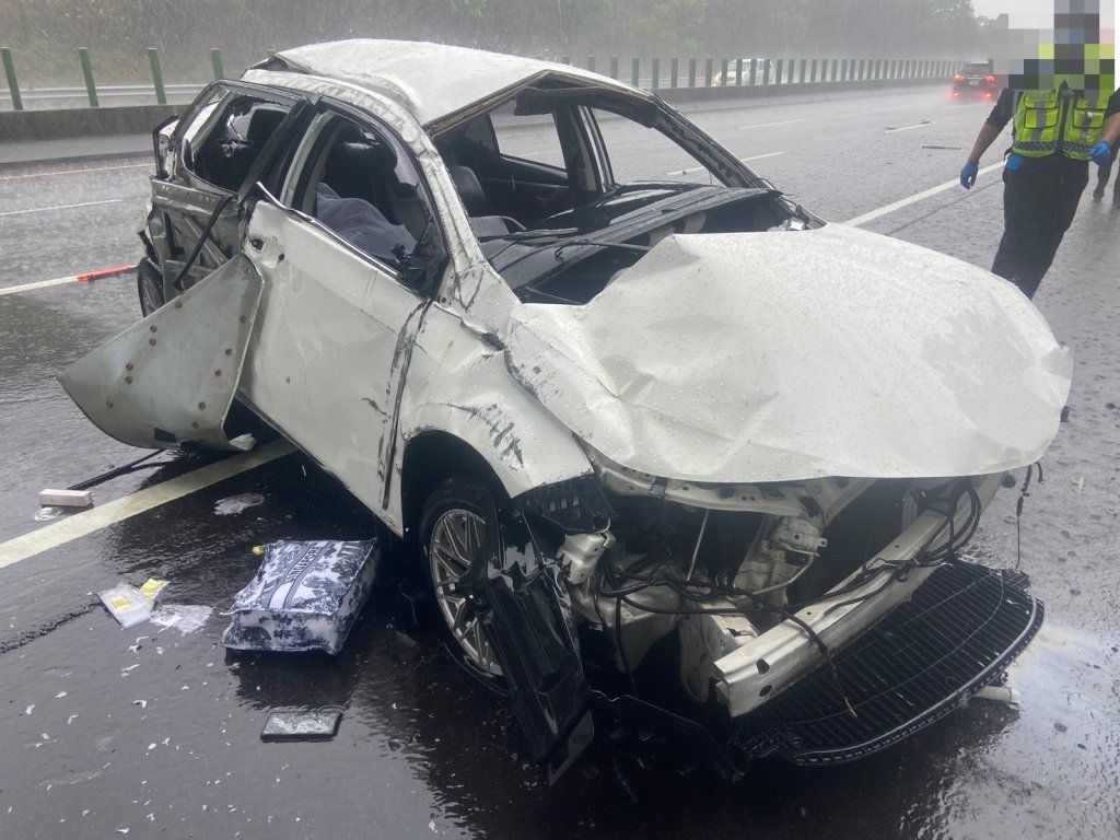 國道3號死亡車禍！疑天雨路滑視線不佳自小客車撞護欄　駕駛受傷母親及友人死亡