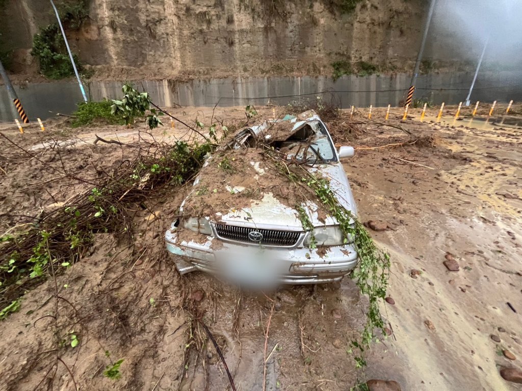 苗栗豪雨釀災！苗9線土石崩落砸中自小客車　駕駛頸椎骨裂