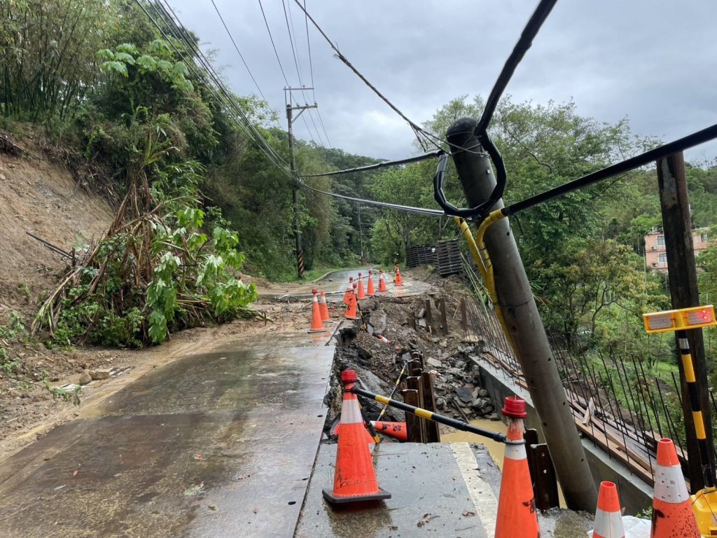 強降雨釀災！　苗栗縣多處淹水路樹倒塌路面塌陷