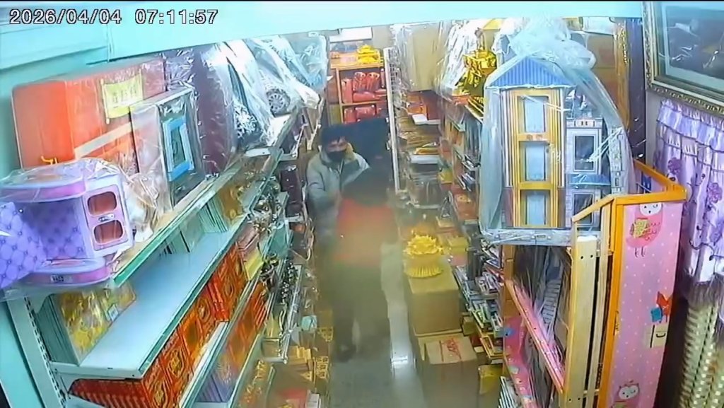 影／假買金紙真搶劫！桃園2男入店毆打老闆娘還想搶金手飾　過程全被監視器拍下