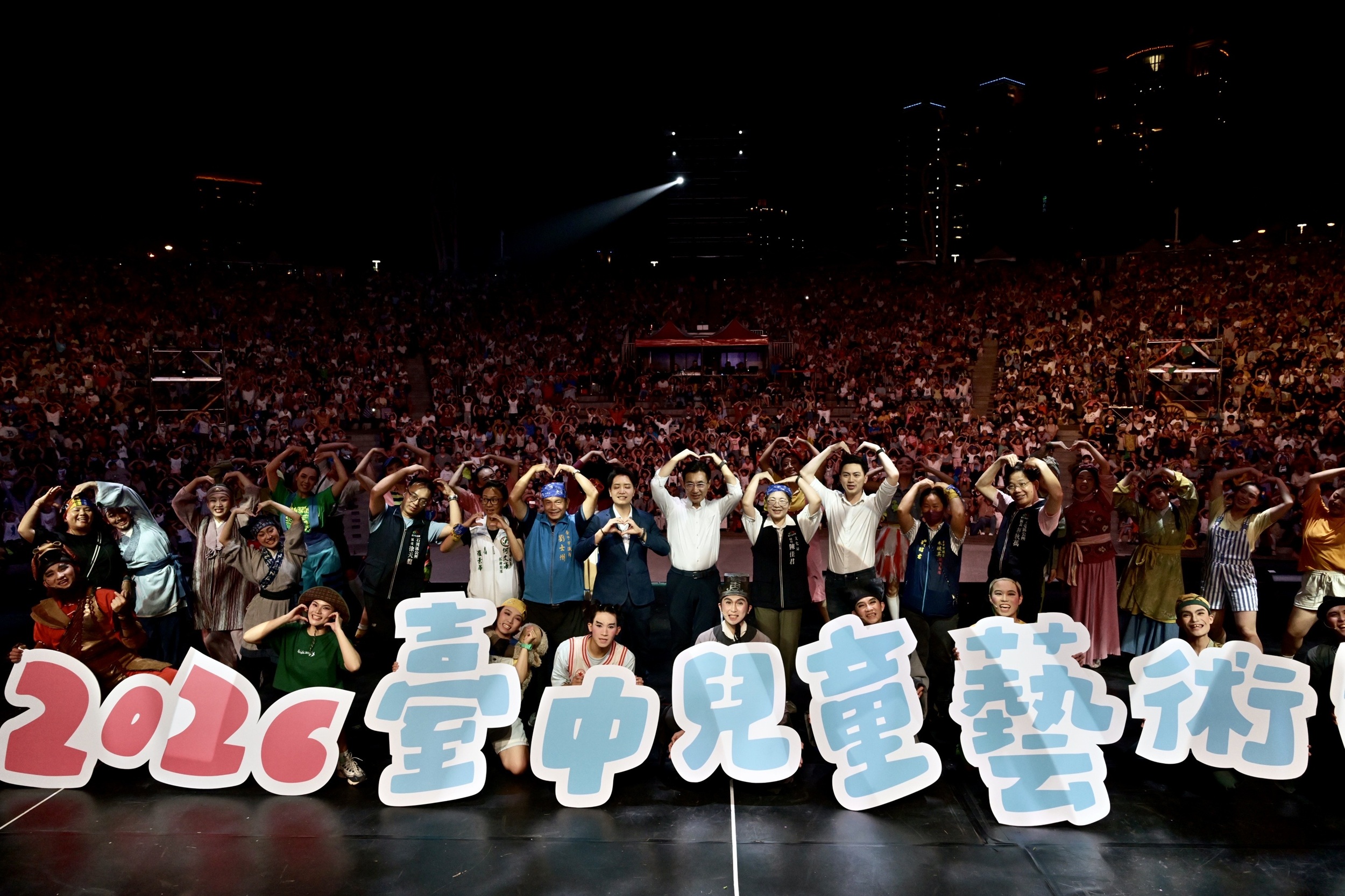 【萬人震撼現場】 紙風車《三國奇遇》萬人空巷！台中兒藝節翻玩經典 點亮孩子藝術首航