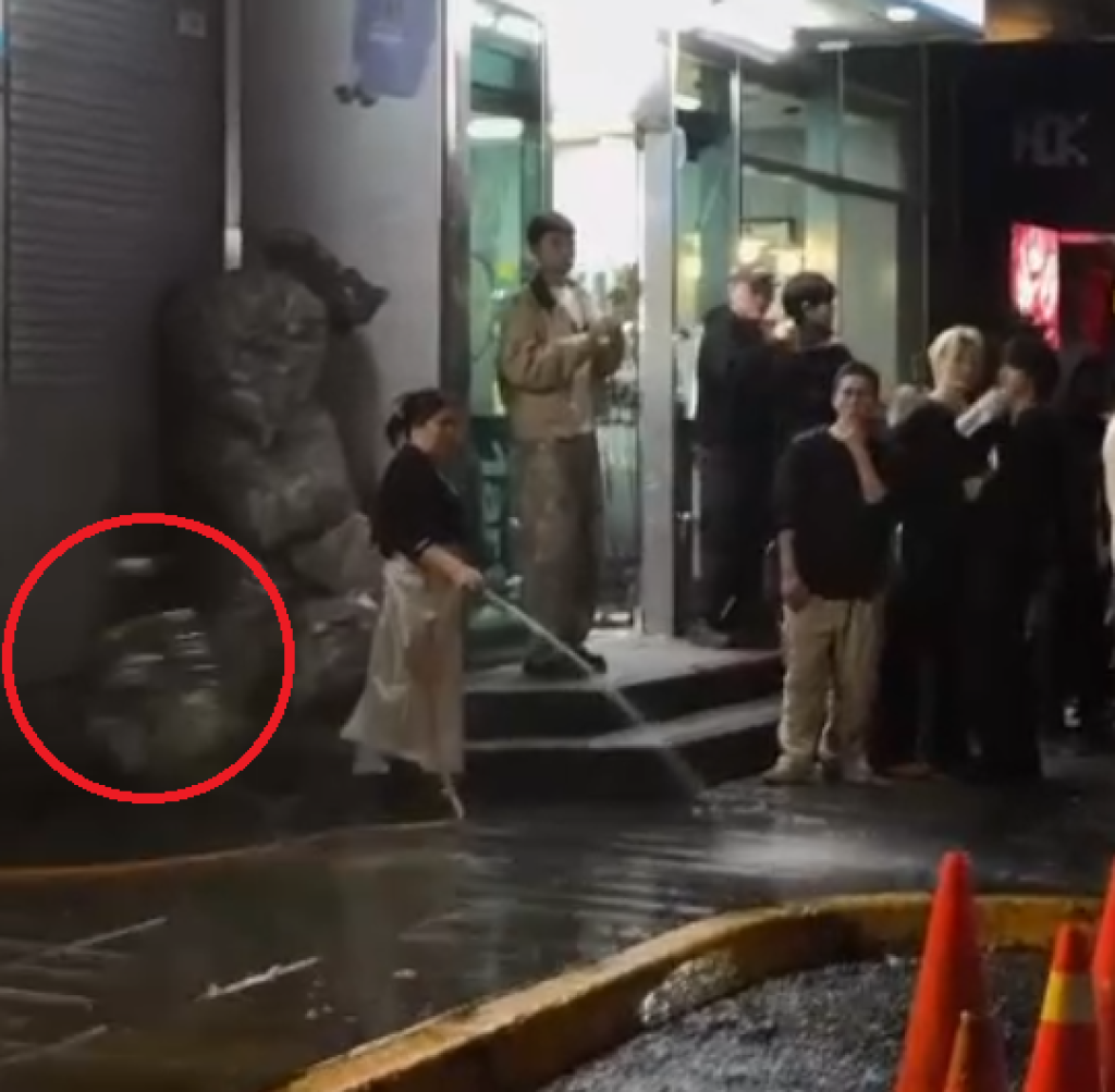 清潔工作人員朝群眾潑水引發不滿　遭砸裝空酒瓶回收籃