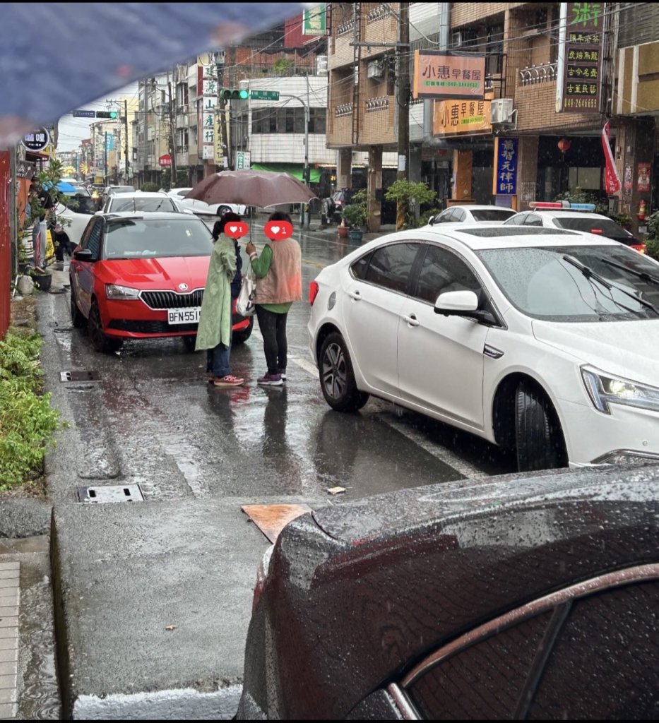 爆料／南投出現「人肉佔位」！兩婦嘻皮笑臉拒移移動 還囂張自稱檢察官