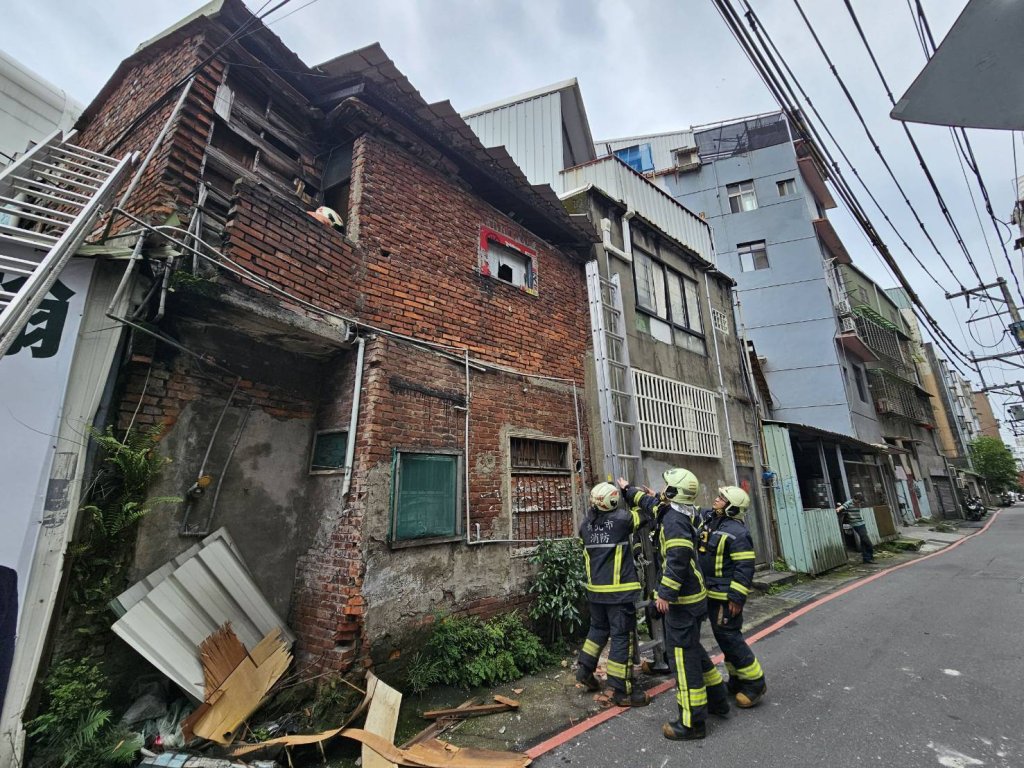 新北土城磚造老房屋頂瓦片坍塌！　1男子腳部被壓住消防隊員救出