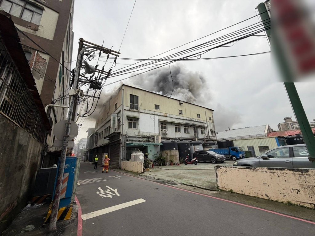 住戶注意緊閉門窗！　新莊民安路工廠火警濃煙沖天