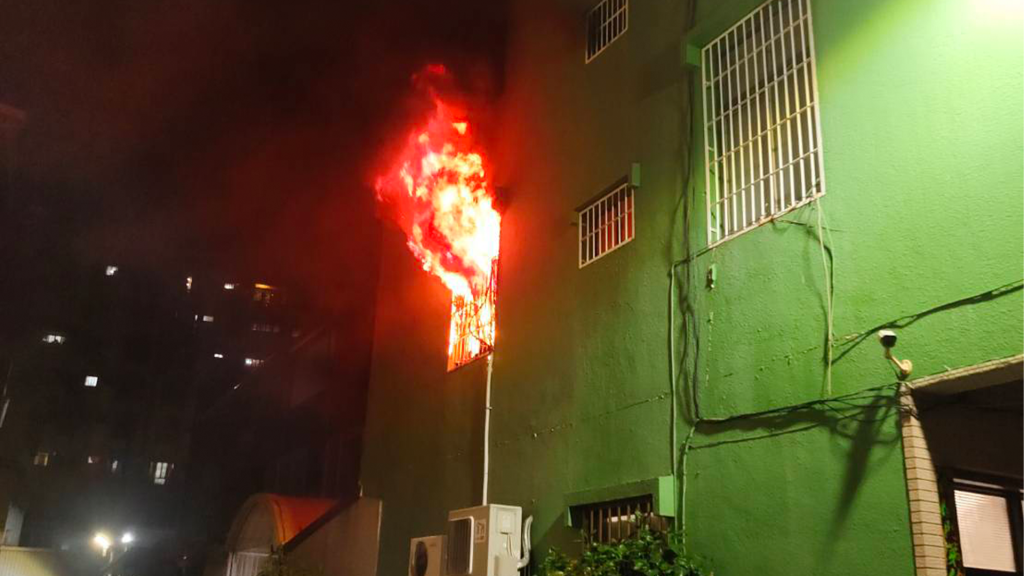 快訊／台南東區民宅火警！火舌濃煙猛竄　屋內慘況曝