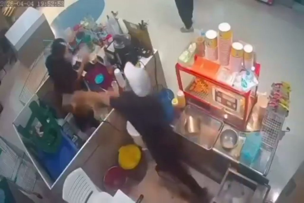 影／整鍋滾油淋下去！泰國資深女員工狠潑年輕女同事　「監視器影片曝光」辯稱：被電線絆倒