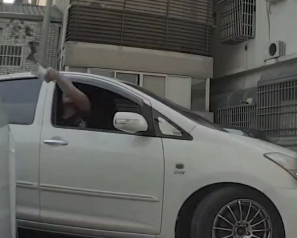 不滿駕車離開被擋潑檳榔渣拍打後照鏡　特斯拉哨兵系統全都錄