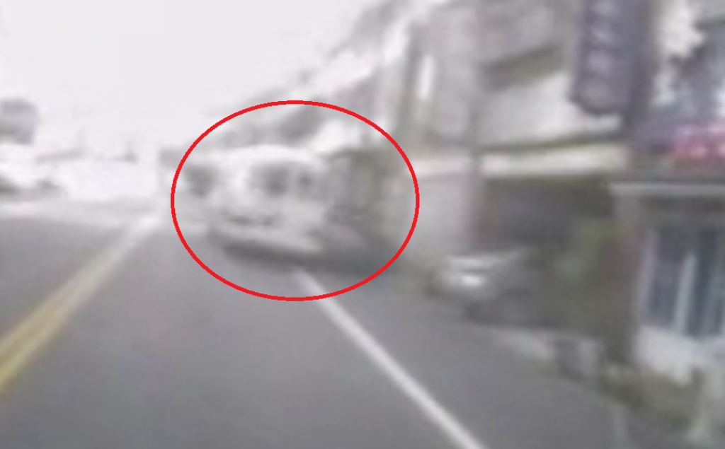 中巴駕駛酒駕還肇逃！　苗栗消防局救護隊員直擊一路跟隨攔車報警逮人