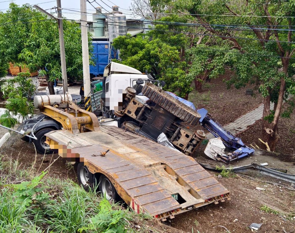 國道1號嘉義路段事故！　拖板車爆胎撞護欄落邊坡