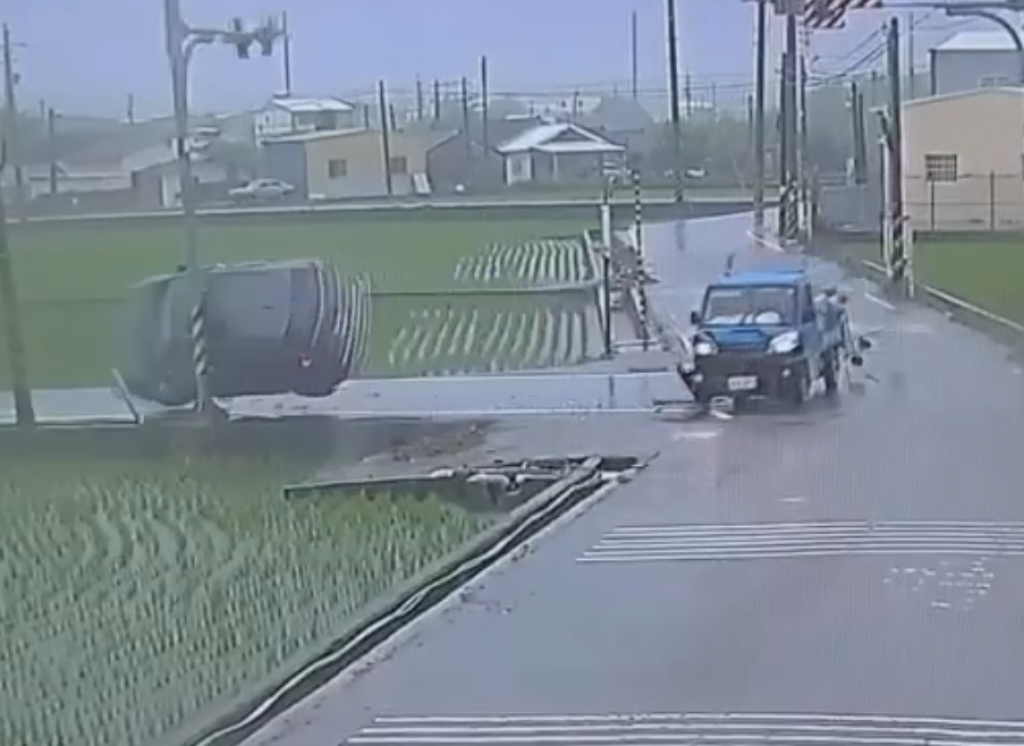 撞畫面曝光！苗栗苑裡自小客車撞小貨車再撞號誌桿翻覆　2人受傷送醫