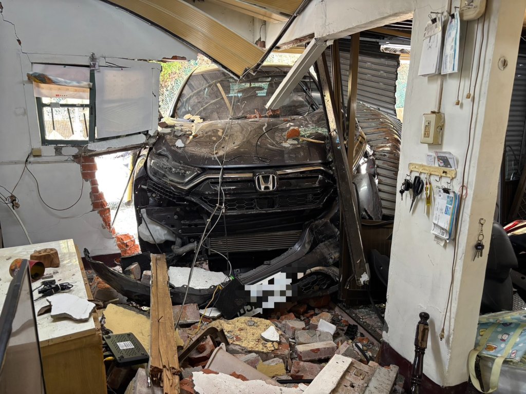 東勢自小客車衝入民宅！　4人受傷