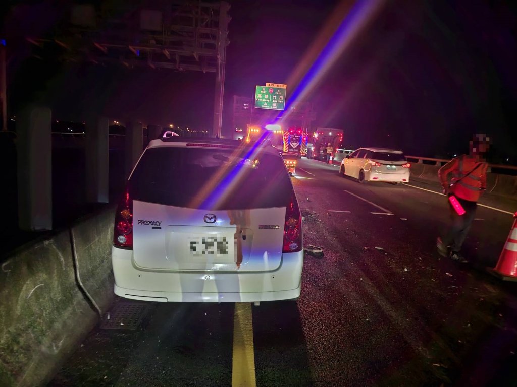 國3驚險擦撞！聯結車疑違規變換車道　撞上內側轎車釀2傷