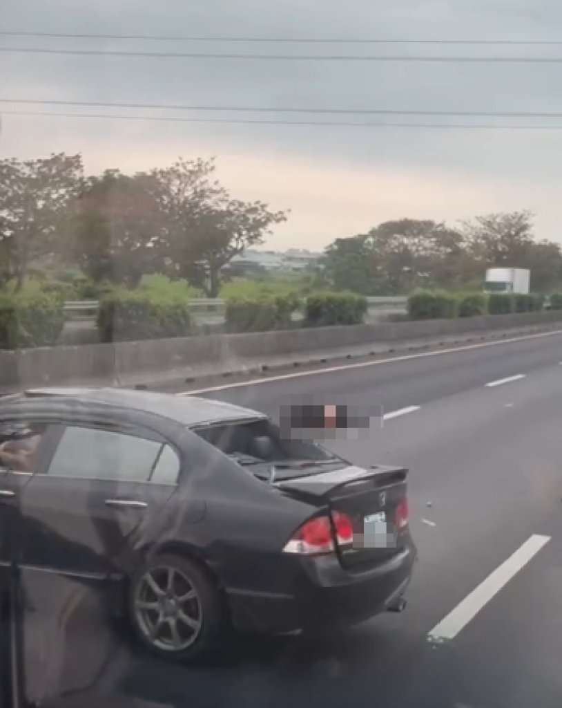 國道１號驚悚車禍！　自小客車撞護欄1人拋飛車外躺車道