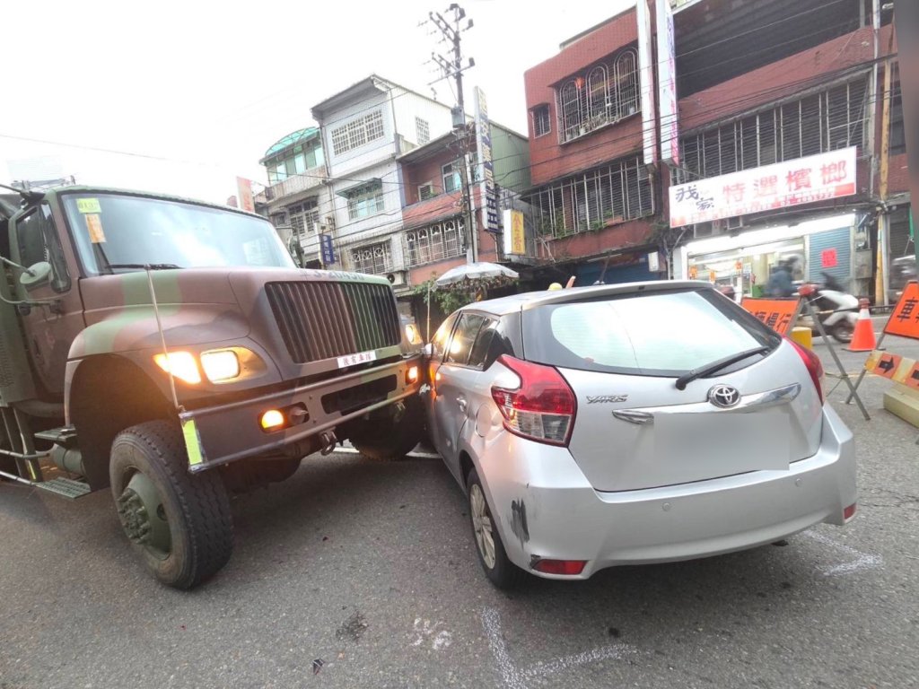 變換車道不慎！大溪軍卡追尾小客車推橫卡路中