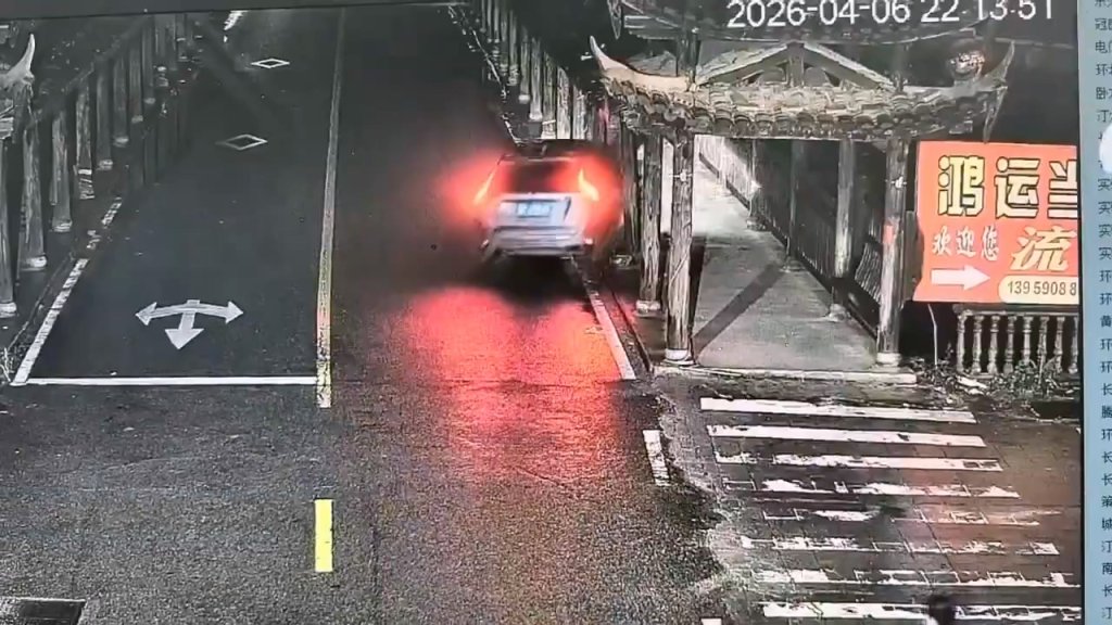 影／詭異！休旅車大迴轉撞破護欄墜河釀5死　影片陸網瘋傳