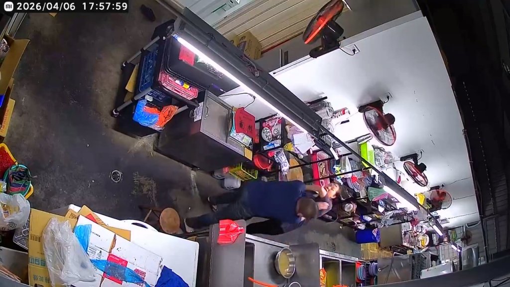 影／台南店家爆口角糾紛！女老闆遭男「吐口水」出手反擊慘被打趴　他走出店外還暴怒勒妻
