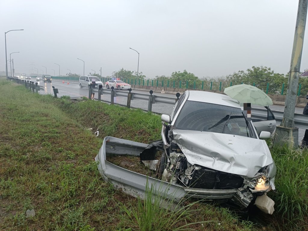 國道6號事故！　東草屯休息站路段自小客車衝出邊坡