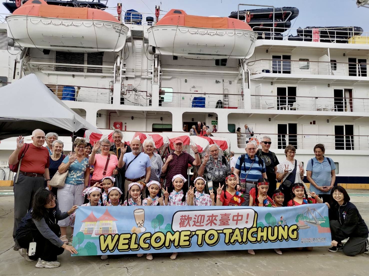 疫後首航！「島嶼天空」載百餘外籍旅客抵台中 產官港齊心翻開海線觀光新頁