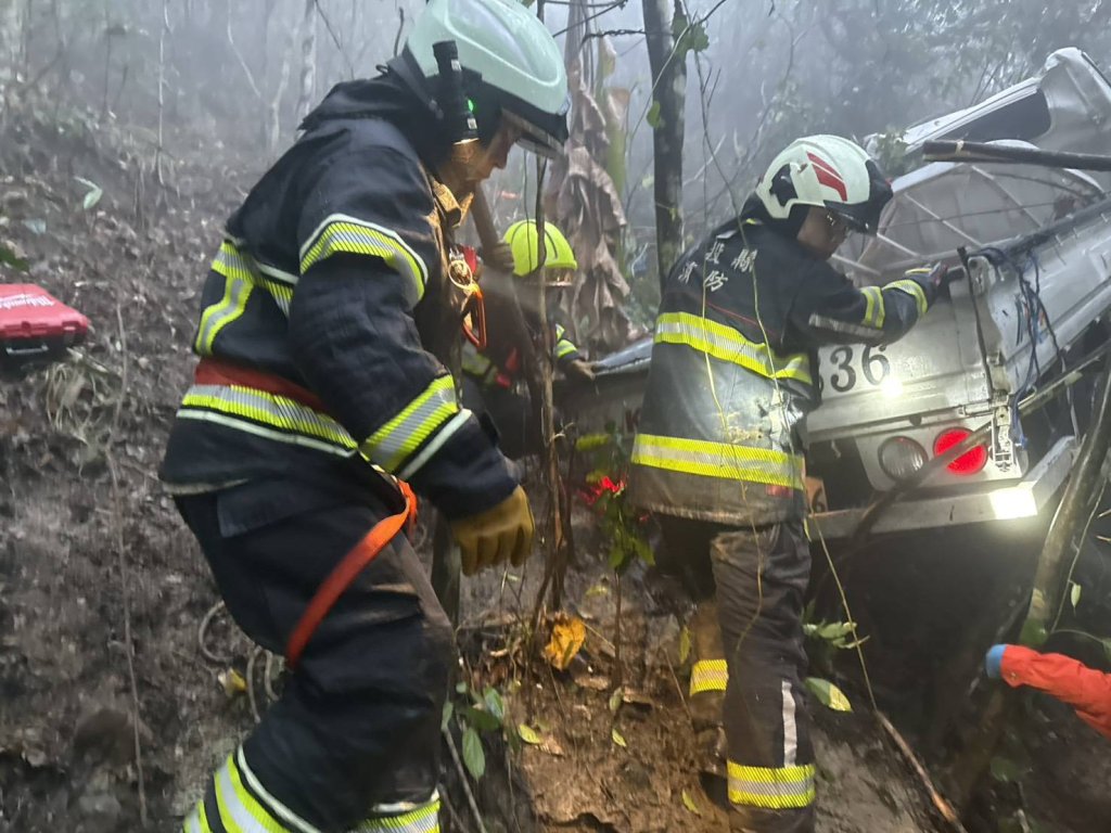 國姓產業道路貨車翻覆山谷50米！　1人OHCA1人受傷