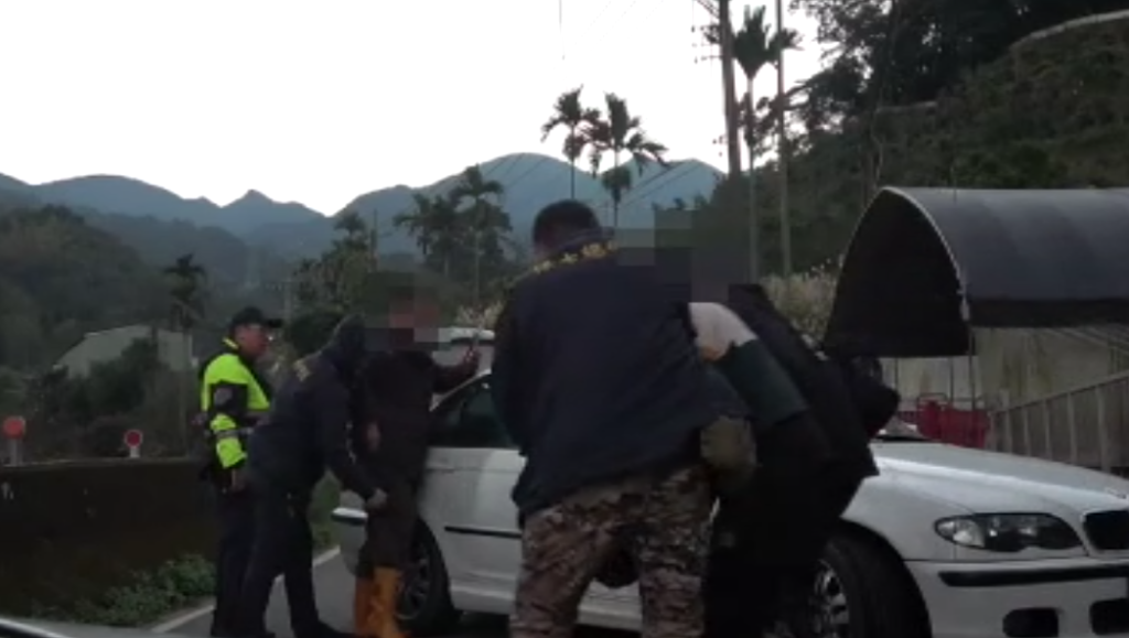 警員圍捕遭衝撞受傷！　3名山老鼠落網遭羈押