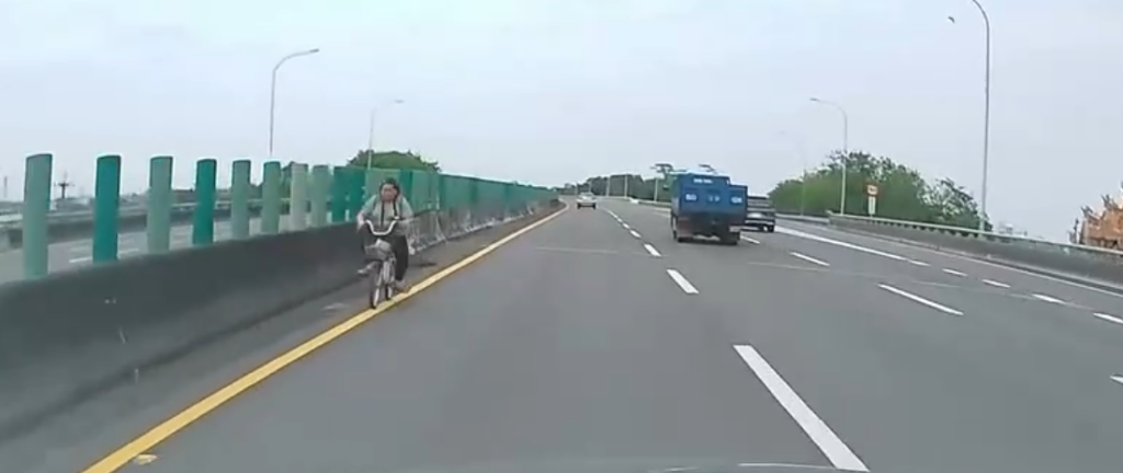 恐佈！　越籍女移工騎腳踏車上國道內側車道還逆向