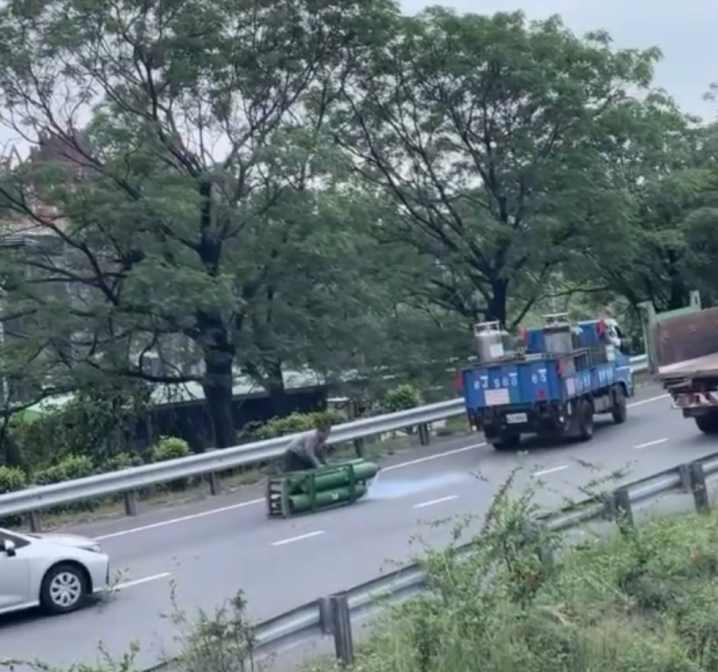 驚險畫面曝光！高壓氣體瓶掉落國道交流道匝道　氣體不斷噴出