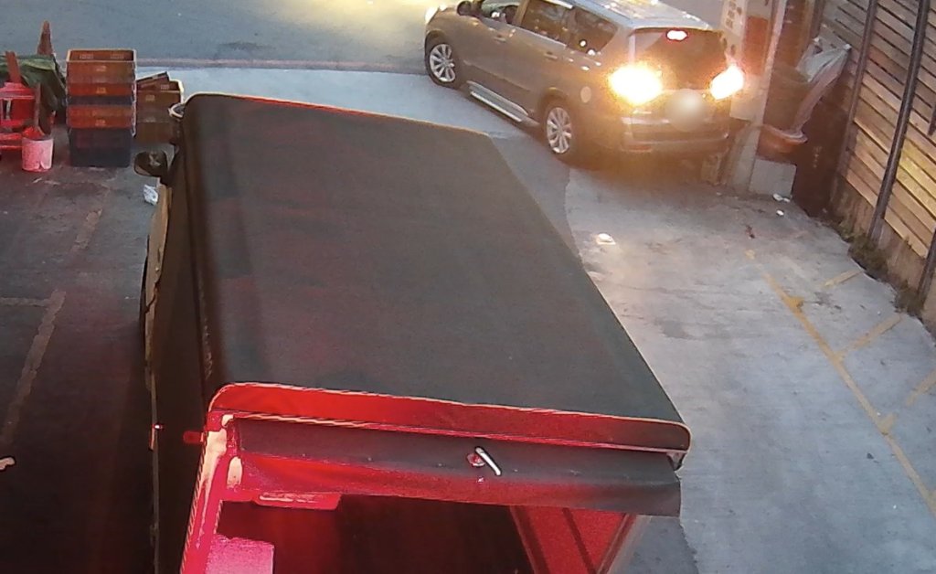 影/倒車一下變肇逃！台中女駕駛誤判「只是撞到柱子」慘被吊照