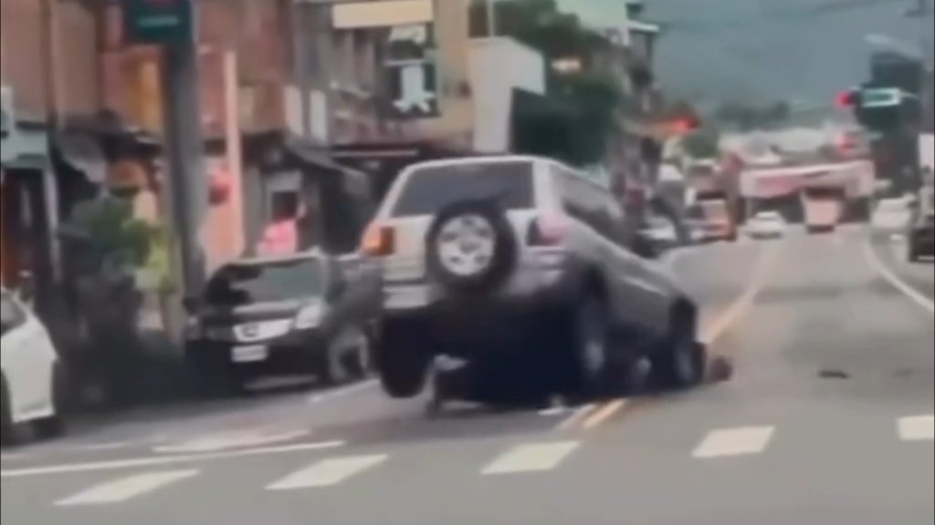 影／埔里休旅車「切西瓜」！連人帶車輾過停紅燈騎士　肇逃畫面曝引眾怒