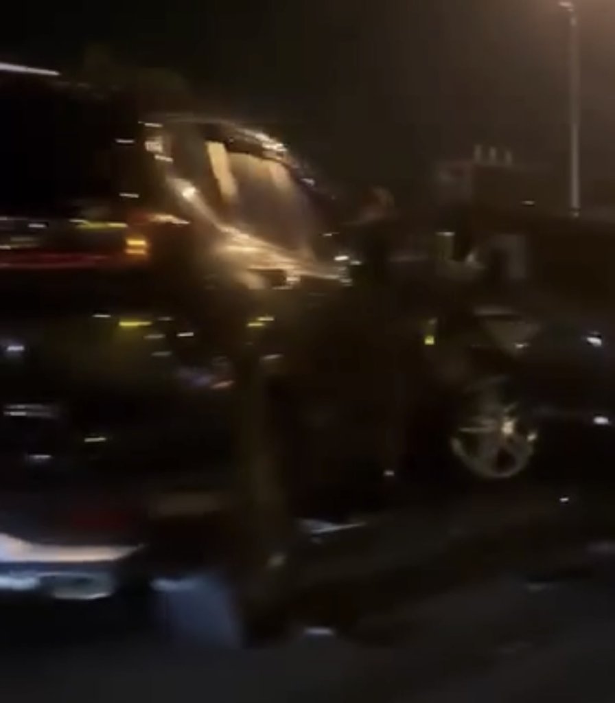 快訊／國道岡山段撞不停！4自小客「擠成一團」現場畫面曝