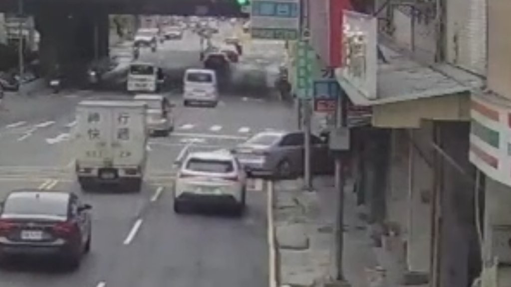 替女友出氣！五股男駕奧迪猛撞貸款公司　遭仇家撂人痛毆