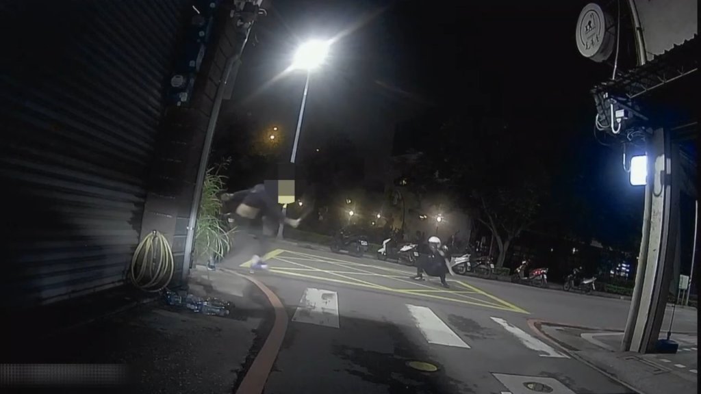 五股毒蟲劫車揮刀砍警！警騎機車「強勢撞擊」驚險執法畫面曝