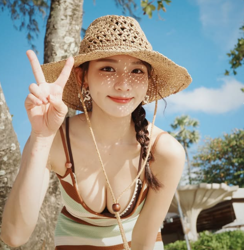 辣照大放送！林莎度假解放好身材　低胸洩「深邃事業線」