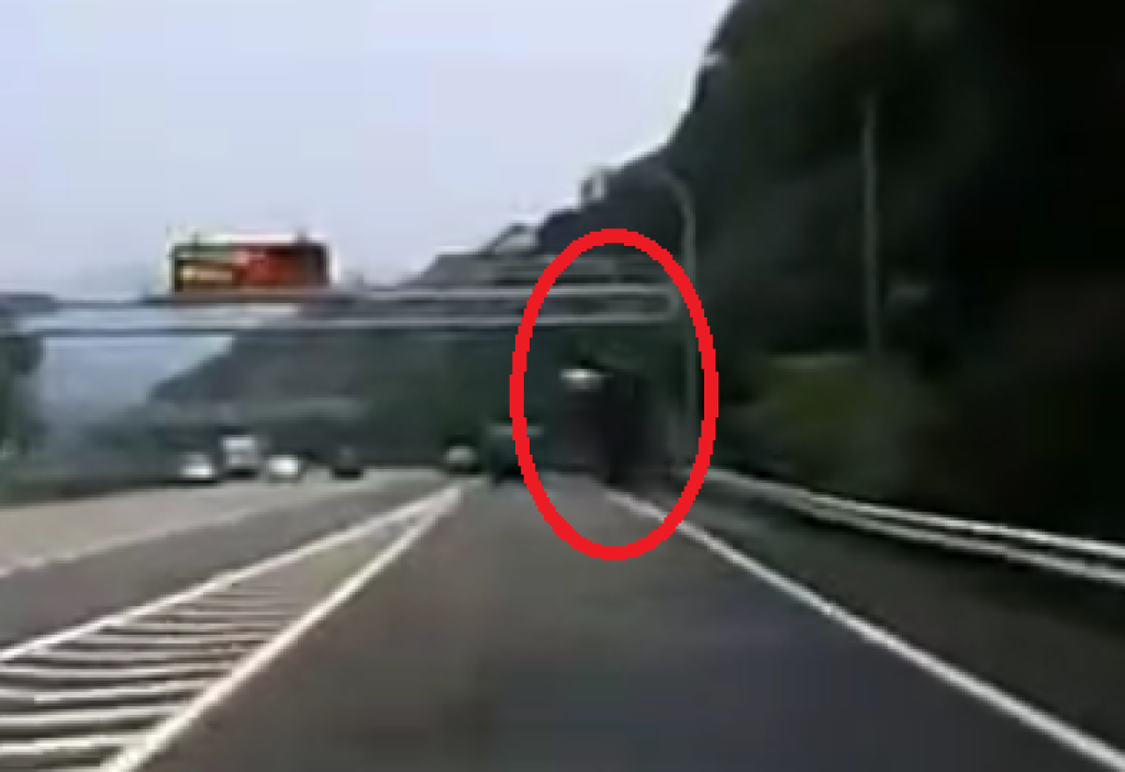 撞擊畫面曝光！國道關西路段廂型車自撞護欄　車尾騰空打轉落地駕駛受傷