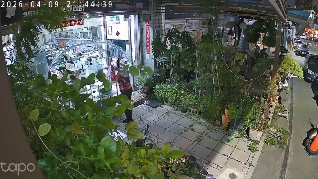 影／營業中遭潑漆！落地窗變白色一片「還拍照交差」　店家PO監視器曝光兇嫌正面