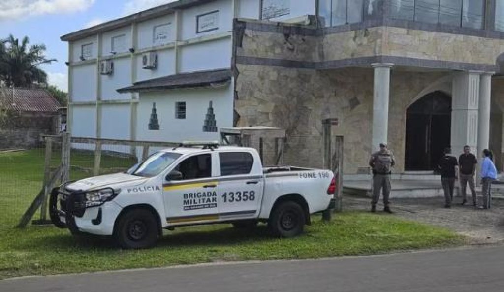 影／上帝的懲罰？巴西男闖教會偷物資「十字狀遭窗戶夾死」　牧師：鄰居路過發現