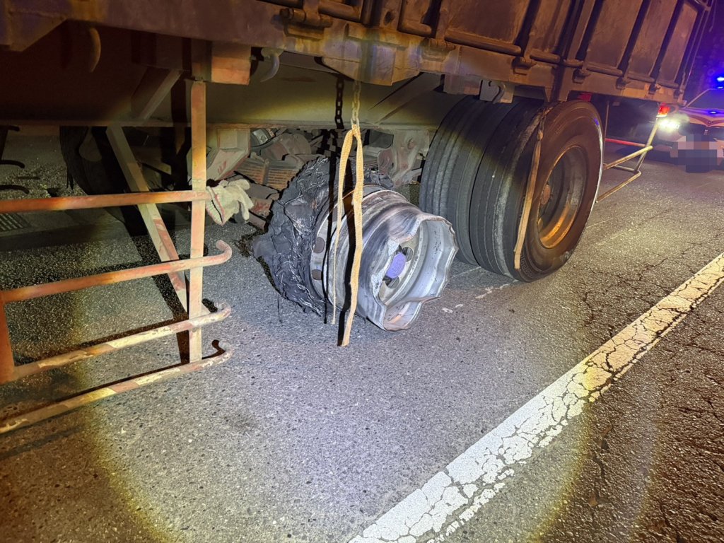29輛車中槍！ 國道1號大貨車爆胎胎皮散落闖禍