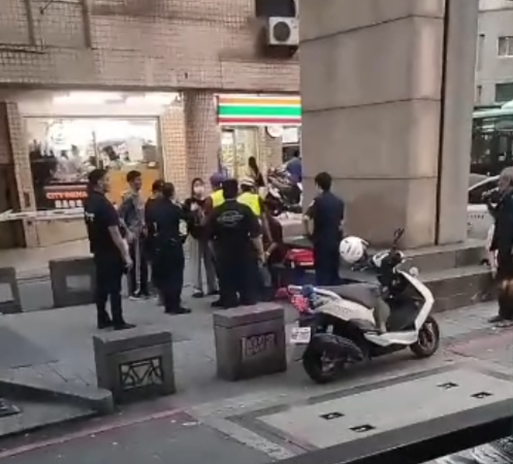 好友為比武翻臉！說好「只比劃動作」 　不滿對方「玩真的」還擊打臉