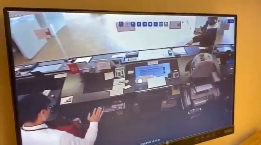 影／持空氣槍搶銀行！港男2分鐘打劫3.6萬港幣逃跑　監視器影片網瘋傳