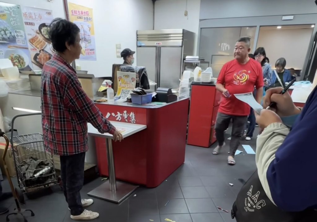 影／婦大鬧八方雲集丟東西喊「叫老闆出來」　網傳是要求「水餃做煎餃」！實際原因曝光了