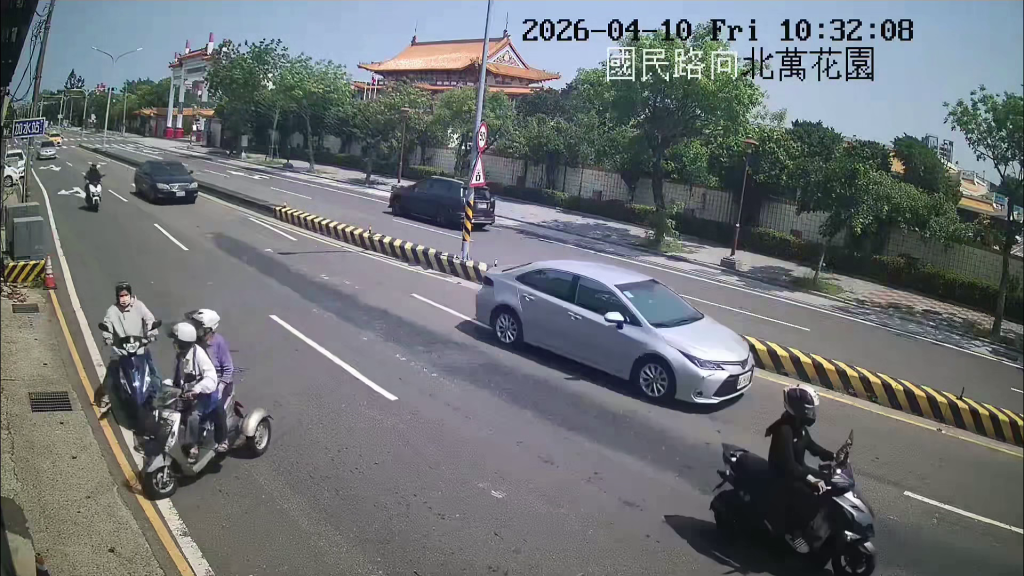 有片／馬路當自家！夫妻三輪車「停11秒」看花鬼切　後車閃避不及釀2傷