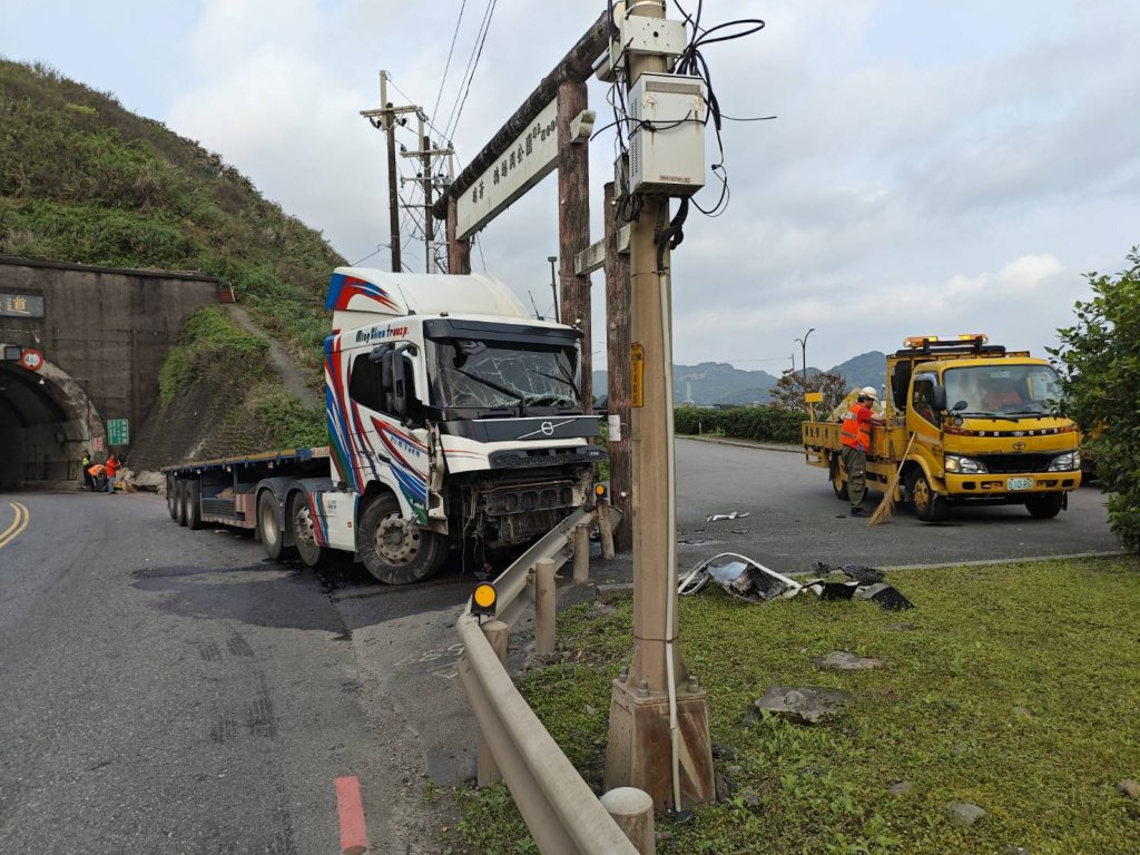疲勞駕駛肇事！台二線瑞芳路段拖板車撞護欄　現場拖吊清理交管近3小時