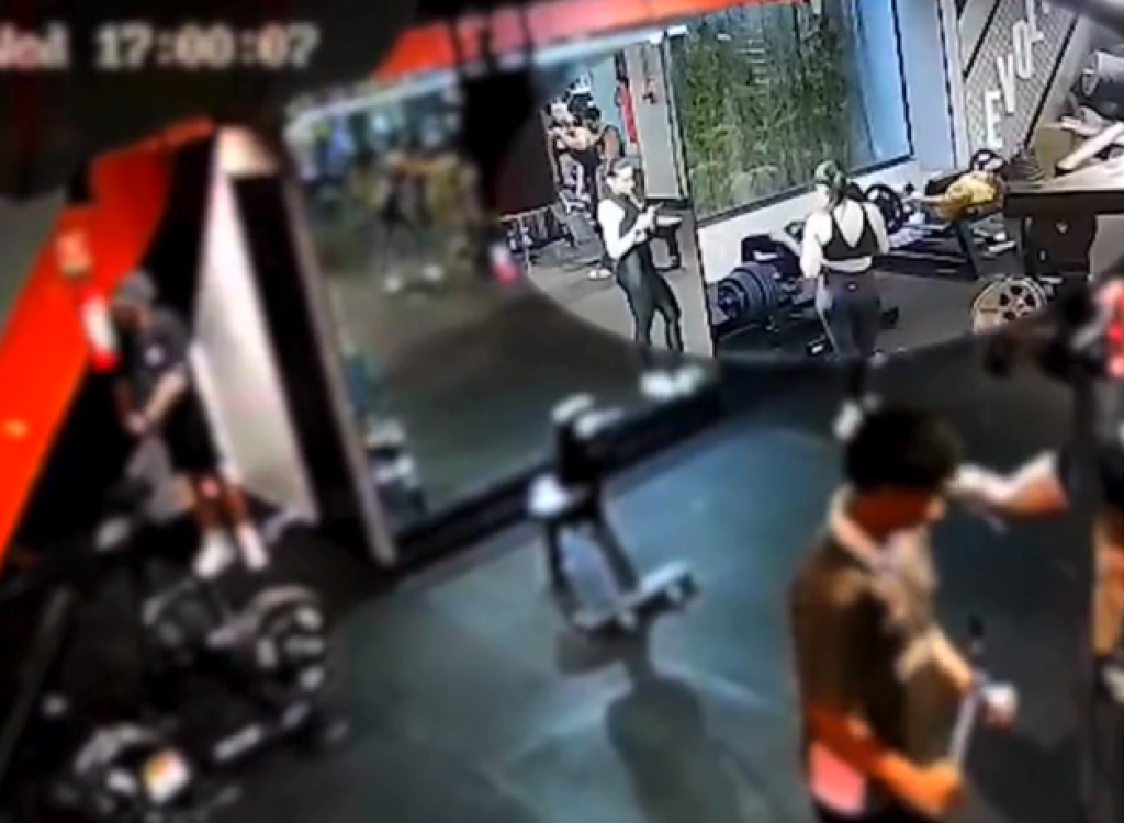 影／健身房意外！巴西19歲正妹臀推時疑安全帶鬆脫　160公斤槓鈴滑落「雙膝骨折」