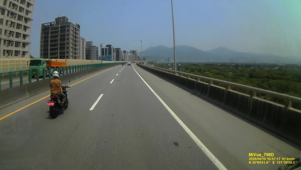 台64線驚見重機「放手挑釁」？惡意擋車、閃燈示威 誇張行徑全被錄